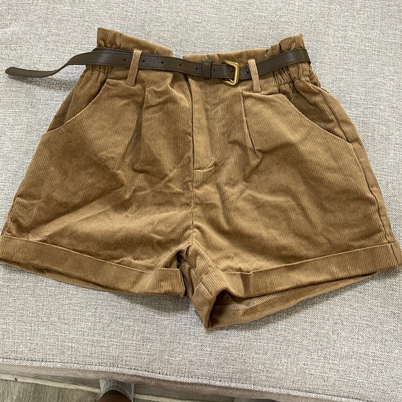 CIDER High waisted shorts with belt - Picture 1 of 4